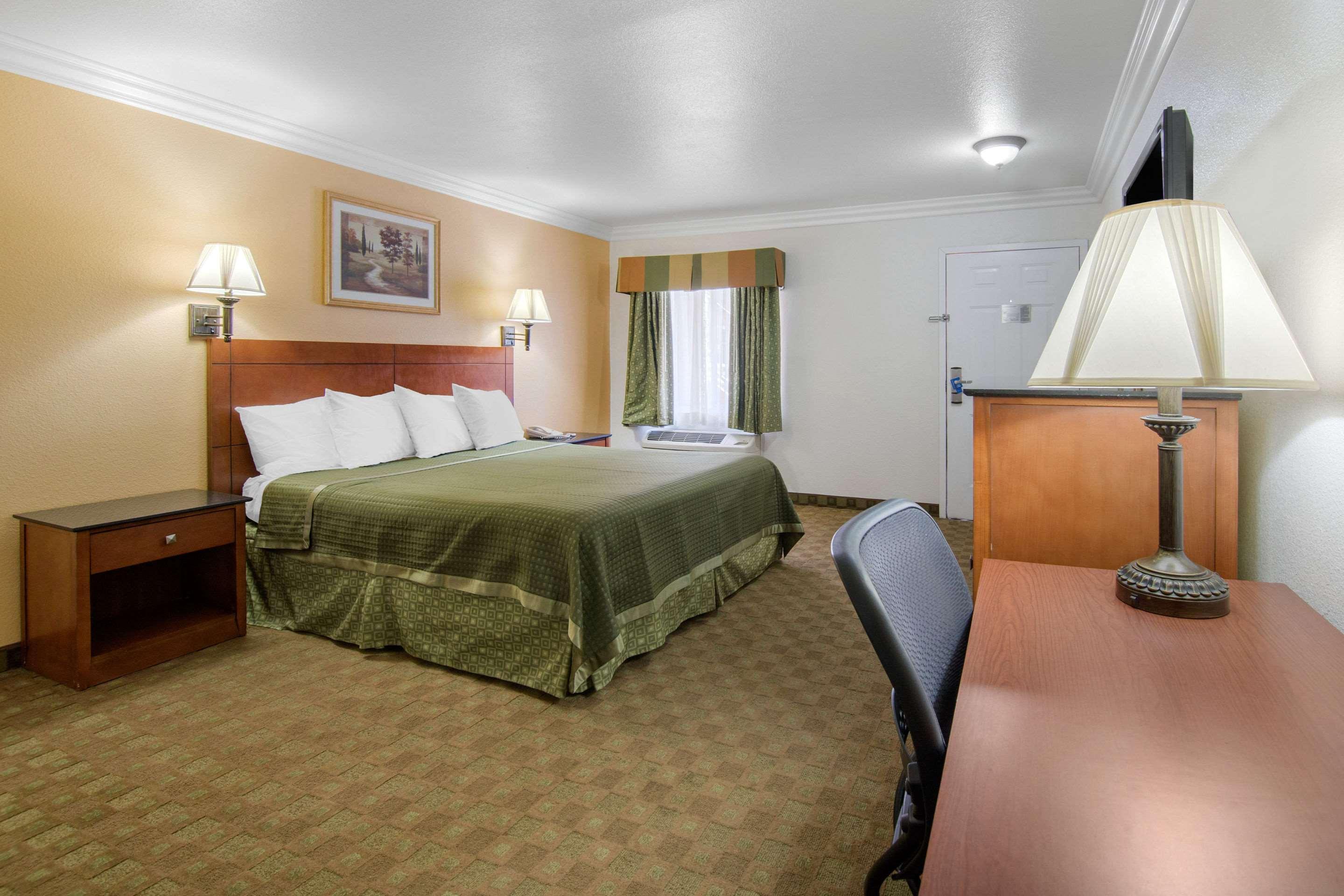 Rodeway Inn Adelanto Us 395 Buitenkant foto