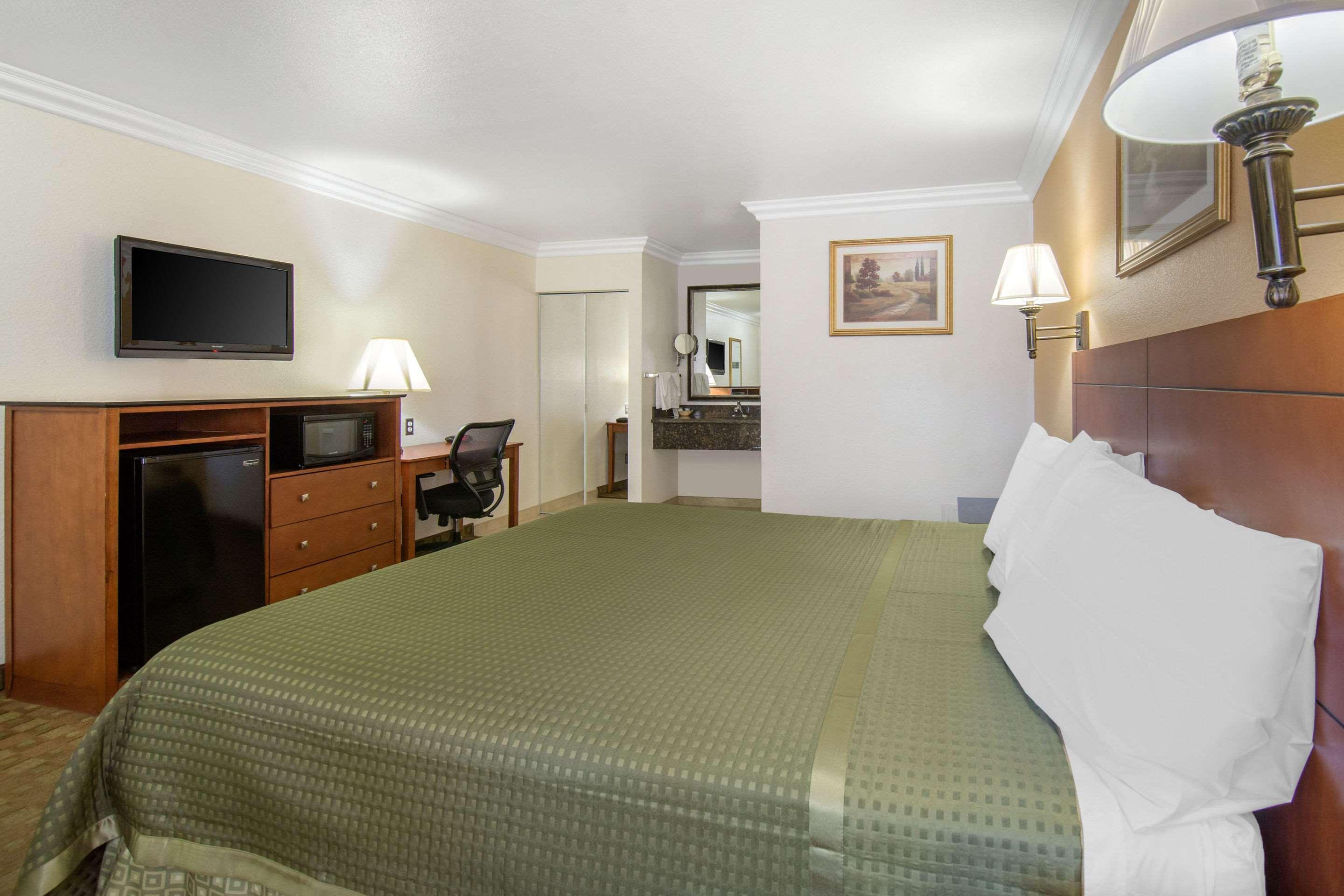 Rodeway Inn Adelanto Us 395 Buitenkant foto