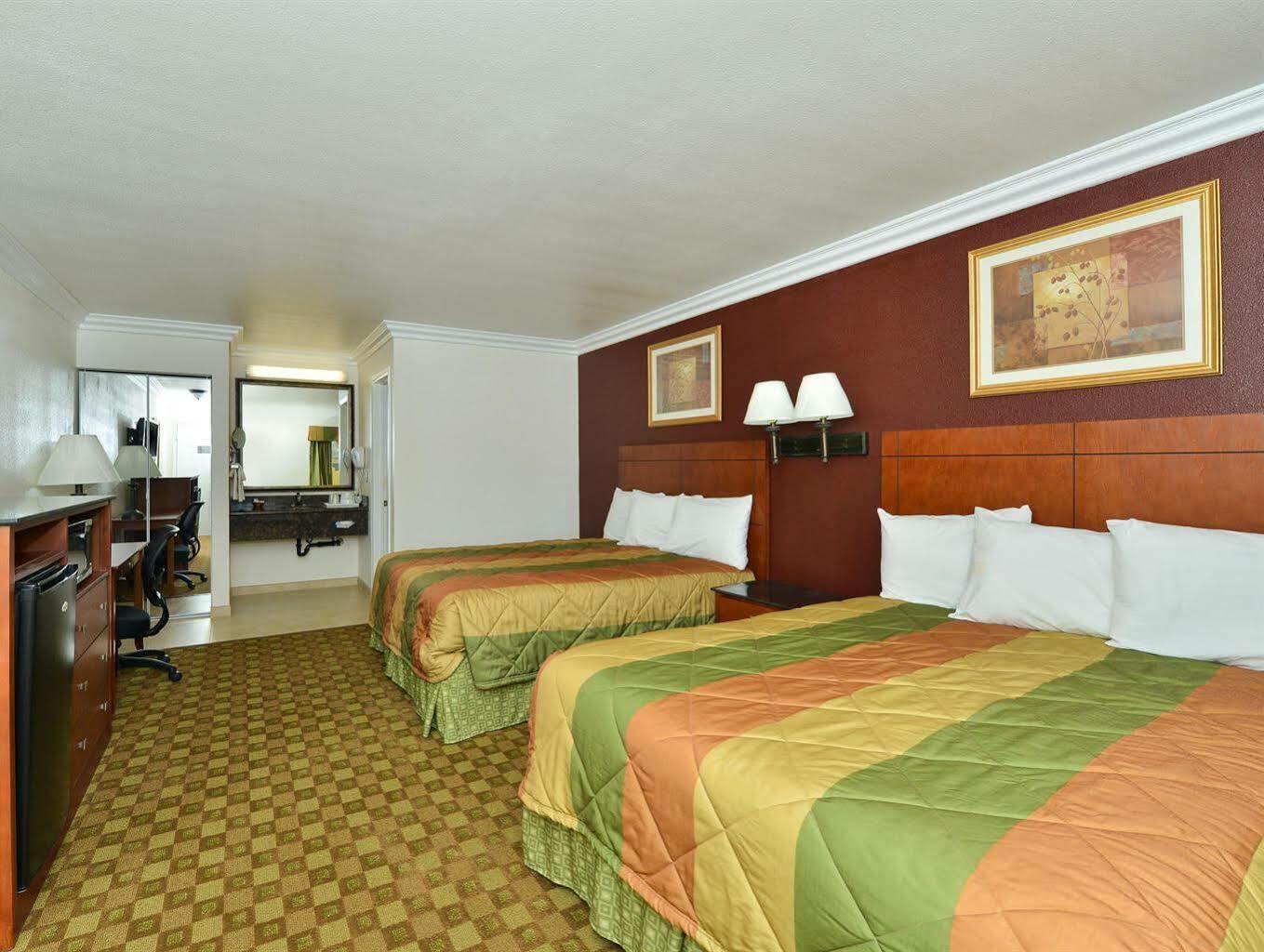 Rodeway Inn Adelanto Us 395 Buitenkant foto
